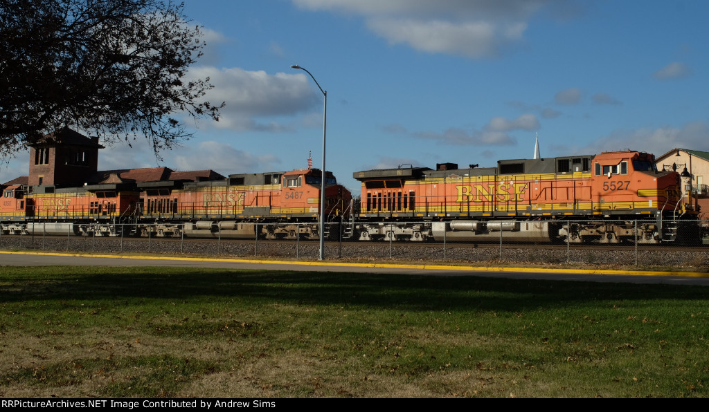 BNSF 5487 , 4050, 5527